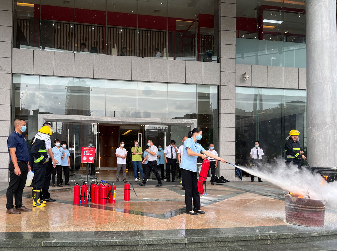 中信银行大厦开展2022年“安全生产月”消防演练活动